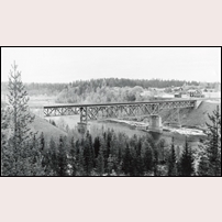 Bild av bron över Skellefteälven mellan Klutmark och Slind tagen i oktober 1931. Bygget av mittpelaren mitt i älven erbjöd betydande svårigheter. Bild från Järnvägsmuseet. Foto: Okänd. 