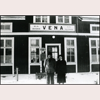 Vena station på 1940-talet. Personerna på bilden är Eric Lönngren och hans moster Hilda Kronvall. Bilden kommer från Stefan Helgesson. Foto: Okänd. 