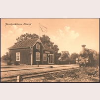 Fliseryd station. Loket är Ruda - Oskarshamns järnväg (ROJ) nr 5, byggt av Henschel 1920, bevarat vid museibanan Anten - Gräfsnäs järnväg i Västergötland. Foto: Okänd. 