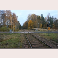 Forshult den 26 oktober 2009. Fotoriktningen är österut. Stationshuset låg till höger vid V-signalen före vägövergången. Foto: Anders Johansson. 