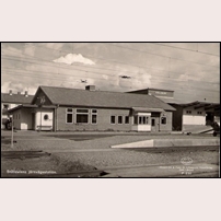 Ställdalen station 1956. I 80 år hade BJ och TGOJ var sitt stationshus på var sin sida av bangården, innan de ersattes av ett gemensamt. Vykort från O. Lilljeqvists konstförlag, Dals Långed. Foto: Okänd. 
