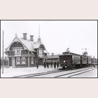 Hädinge station 1903, ett riktigt "pepparkakshus". Foto: Okänd. 