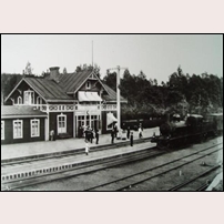 Hörken station 1910, året innan byggnaden brann ned. Foto: Okänd. 