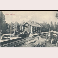 Loka gamla station omkring 1900. En hästskjuts från Loka brunn väntar på gäster från tåget. Foto: S. J. Ölander. 