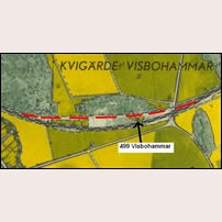 499 Visbohammar, som numera ligger bakvänt i förhållande till järnvägen. Den röda streckade linjen visar järnvägens ursprungliga sträckning. Omläggningen till den nuvarande linjen gjordes sannolikt då dubbelspåret byggdes 1950. Från ekonomiska kartan 1958. Foto: Ekonomiska kartan. 