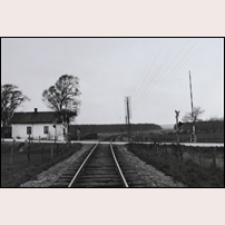 724 Spjälla i november 1957, fotoriktning norrut. Bilden är tagen av SJ signalsektion för att dokumentera siktförhållandena i vägövergången. Foto: Okänd. 
