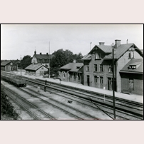 Oxelösund station omkring 1920, gamla stationshuset uppfört 1877 och använt till 1937. Foto: Okänd. 