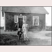 503 Kamajokk i mitten av 1930-talet. Vid den tiden var Albert Vikén banvakt i Kamajokk och det är hans son Karl-Bengt, f. 1932, som står här med sin moster Anna. Foto: Okänd. 