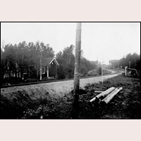 115 Backsjö på 1930-talet. Bilden är tagen norrifrån. Linjesträckningen är den ursprungliga. Det är Erland Vikén som tillhandahållit bilden. Foto: Okänd. 