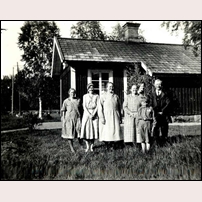 115 Backsjö på ännu en bild från -talet. Bilden har Erland Vikén bidragit med. Han uppger: "från vänster till höger faster Gerda, f. 1904, två okända kvinnor, farmor Märta, född Sjödin 1871, min mor Göta, född Karlsson 1905, okänd pojke samt farfar Carl-Olov Vikén (Olofsson) född 1871".  Foto: Okänd. 
