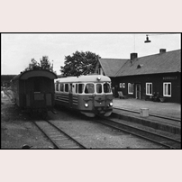 Norrhult station den 13 juni 1967. Rälsbussen är en av de tidiga s.k. Märstavagnarna, litt. YBo4p med nr 673. Till vänster står BFp 352. Foto: Jöran Johansson. 