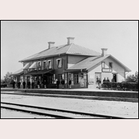 Ockelbo (SJ) station omkring 1890. Stationshuset låg på östra sidan av banan. Bild från Järnvägsmuseet. Foto: Okänd. 