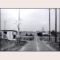 Brunslöv hållplats i oktober 1957. Hållplatskuren är tydligen avsedd för både trafikanter och vägvakt. Foto: SJ Signalsektion. 