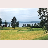 545 Strand i början av 2000-talet. Stugan har ett toppenläge vid sjön Liten. Foto: Ulla NN. 