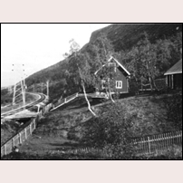 527 Nuolja har fått sitt namn av det mäktiga fjället intill. Bilden är tagen 1928. Foto: SJ. 