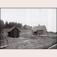 361 Hagaberg. Stugan ligger vid västra stambanan men är byggd för linjen Järna - Åby och ingår i dess nummerserie. Bilden verkar tagen något av de närmaste åren efter att linjen öppnats i december 1913. Foto: Okänd. 