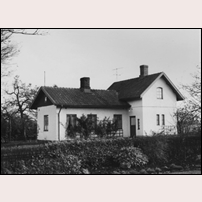 501B Ekeby den 29 maj 1960, ett stiligt hus. Foto: Okänd. 