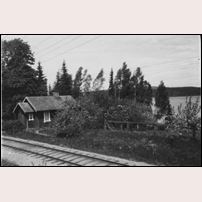 422 Sätra år 1928. Stugan hade ett myckert fint läge vid Nysockensjön. Foto: SJ. 