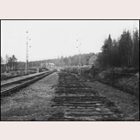 773 Norråkre är stugan närmast till höger, belägen ovanligt långt från spåret. Det uppbrutna sidospåret låg på Rogsta lastplats. Foto från norr år 1959. Foto: Okänd. 