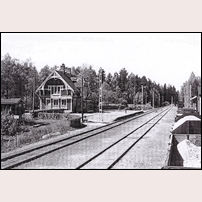 Hädinge station 1960. Elektrifiering pågår. Bo Antoni har bidragit med bilden. Foto: Okänd. 