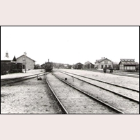 Markaryds båda stationer; till vänster den västra tillhörig Skåne - Smålands järnväg, som lätt känns igen på det randiga mönstret på fasaden. Till höger ligger Hessleholm - Markaryds järnvägs stationshus.  Foto: Okänd. 