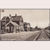 Remmenedal håll- och lastplats troligen omkring 1940. Vid slutet av plattformen syns banvaktsstugan 116 Remmene. Foto: Okänd. 