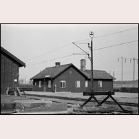 Malmby den 7 april 1979, vid det laget nedgraderad från station till håll- och lastplats. Foto: Karl-Axel Eriksson. 