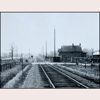 791 Osbyholm på en bild från 1950-talet. Den är tagen av SJ Signalavdelning som dokumenterade ett stort antal vägövergångar inför en eventuell modernisering av vägskyddet. Och då kom givetvis en och annan banvaktsstuga med på köpet. Foto: SJ. 