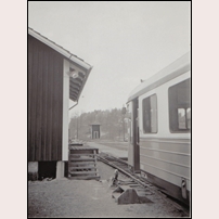 Storsjö station 1963. Här har YBo5p 888 gjort uppehåll sista året med smalspårstrafik. Foto: Okänd. 
