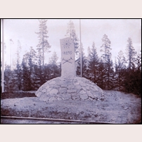 Minnesstenen på en mycket tidig bild, troligen tagen i direkt anslutning till avtäckningen av stenen. Bild från Sveriges Järnvägsmuseum. Foto: Okänd. 