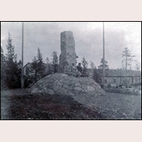 Minnesstenen vid 262 Rälstippen på ännu en gammal bild. Observera de rallarbaracker som syns i bakgrunden. Bild från Sveriges Järnvägsmuseum. Foto: Okänd. 