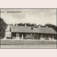 Floby station medan den fortfarande hette Sörby, dvs före 1912. Bild från Örebro Konstindustri AB. Foto: Okänd. 