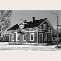 Ornäs station den 16 mars 1976. Av de ursprungliga BJ-stationshusen i trä finns numera (2011) bara Ornäs och Mölnbacka kvar. Ornäs är mycket litet förändrad. Foto: Karl-Axel Eriksson. 