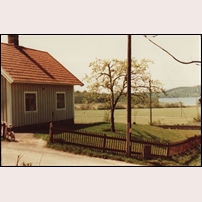141 Alvhem. Ett så fint läge den här stugan har med sjön Mjörn i bakgrunden! Bild från Sveriges Järnvägsmuseum. Foto: Okänd. 