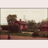 262 Forsabron på en lite äldre bild innan stugan byggdes till. Den ligger mycket fint på en strandtomt vid Ljusnan. Bild från Sveriges Järnvägsmuseum. Foto: Okänd. 