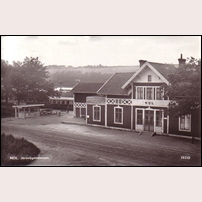 Nol station från gatusidan. Troligen en 1950-talsbild. Foto: Okänd. 