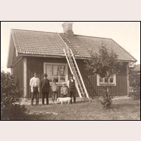 209 Ekträsk. På bilden banvakten Karl Anton Bergström med familj och hushållsgris! Foto: Okänd. 