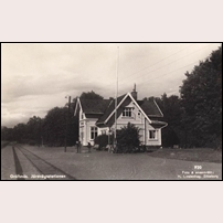 Gräfsnäs station, dvs den tidigare järnvägsrestaurangen som blev stationshus, efter att det första stationshuset brunnit ned 1914. Foto: H. Lindenhag, Göteborg. 