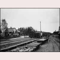 Neva station omkring 1920. Här rådde en gång en livlig verksamhet med omlastning mellan normalspåriga inlandsbanan och den smalspåriga (802 mm) banan till Fredriksberg. Foto: Anders Eriksson, Dala-Järna. 