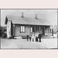 Gruvgården station 1915 med banvakten Mörck och hans familj. Foto: Okänd. 