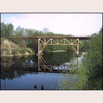 Bron äver Jädran strax norr om Järbo. Detta är den bro som byggdes 1915 och var i bruk till 2001. Den lär inte ha tagit något skönhetspris. Foto: Olle Thåström. 