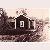 46 Totebo (senare vid SJ nr 969). I bakgrunden syns Totebo stationshus. Bilden är tagen innan stationshuset byggdes om 1943. Det är Hans Källgren som bidragit med bilden. Foto: Okänd. 