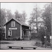 979 Vinketomta banvakts- och hållplatsstuga före 1959. Hans Källgren har bidragit med bilden. Foto: Okänd. 
