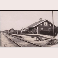 Råsboda station på en mycket trevlig bild från 1920-talet. Rejäla stenplattformar har man kostat även denna lilla station.  Foto: Okänd. 