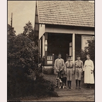 242 Gåsholmen omkring 1920-25. Från vänster banvakten Karl August Eklund (1880-1962), sönerna Gunnar (1910-1976), Einar (1908-1983) och hustrun Kristina (Stina) (1887-1941). Bilden kommer från Ulf Bergsten, dotterson till Gunnar Eklund. Foto: Okänd. 