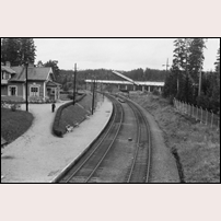 Blötberget station 1951. Anläggningen i bakgrunden tillhör Blötbergets gruvor. Bilden är tagen inför elektrifiering av TGOJ. Bild från Järnvägsmuseet. Foto: Okänd. 