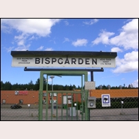 Bispgården station finns inte mer. Men när stationshuset revs sparade någon namnskylten och i dag kan den betraktas vid företaget Zepro i Bispgården och kanske väcka minnen till liv. Foto: Bernt Olsson. 