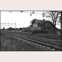 Gistad station den 8 oktober 1981. En ståtlig byggnad som betydde mycket för samhället Gistad skulle om några få år jämnas med marken. Foto: Jöran Johansson. 