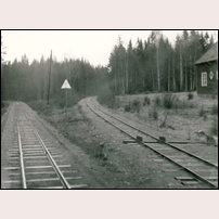 395 Sevedstorp invid förgreningen Växjö - Hultsfred (t.v.) och (Brittatorp-) Sevedstorp - Oskarshamn (t.h.). Bilden är tagen den 30 mars 1967. Den allmänna trafiken på Oskarshamnslinjen var då nedlagd sedan 1963-09-29, men fortfarande kunde tjänstetrafik fram till Ruda förekomma för transport av fordon till och från Kalmar verkstad. Därför har anslutningen här inte brutits utan en spårspärr monterats. Foto: Per-Olov Brännlund. 