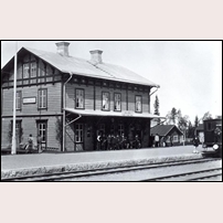 Hällnäs station på en bild troligen från 1890-talet. Foto: Okänd. 